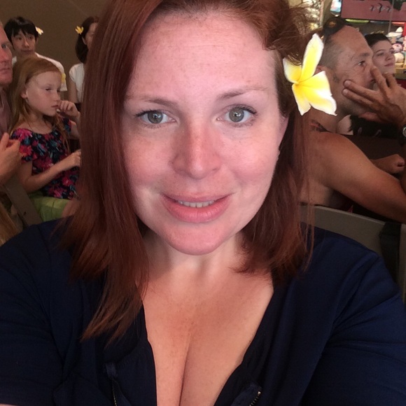 Meet your Posher, Theresa 🎉POSH AMBASSADOR 🎉 - Picture 8 of 8